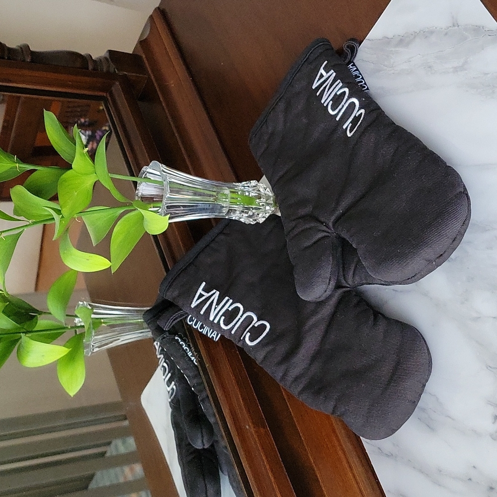 Cucina Set of Oven Mitts- Black and White- NWOT